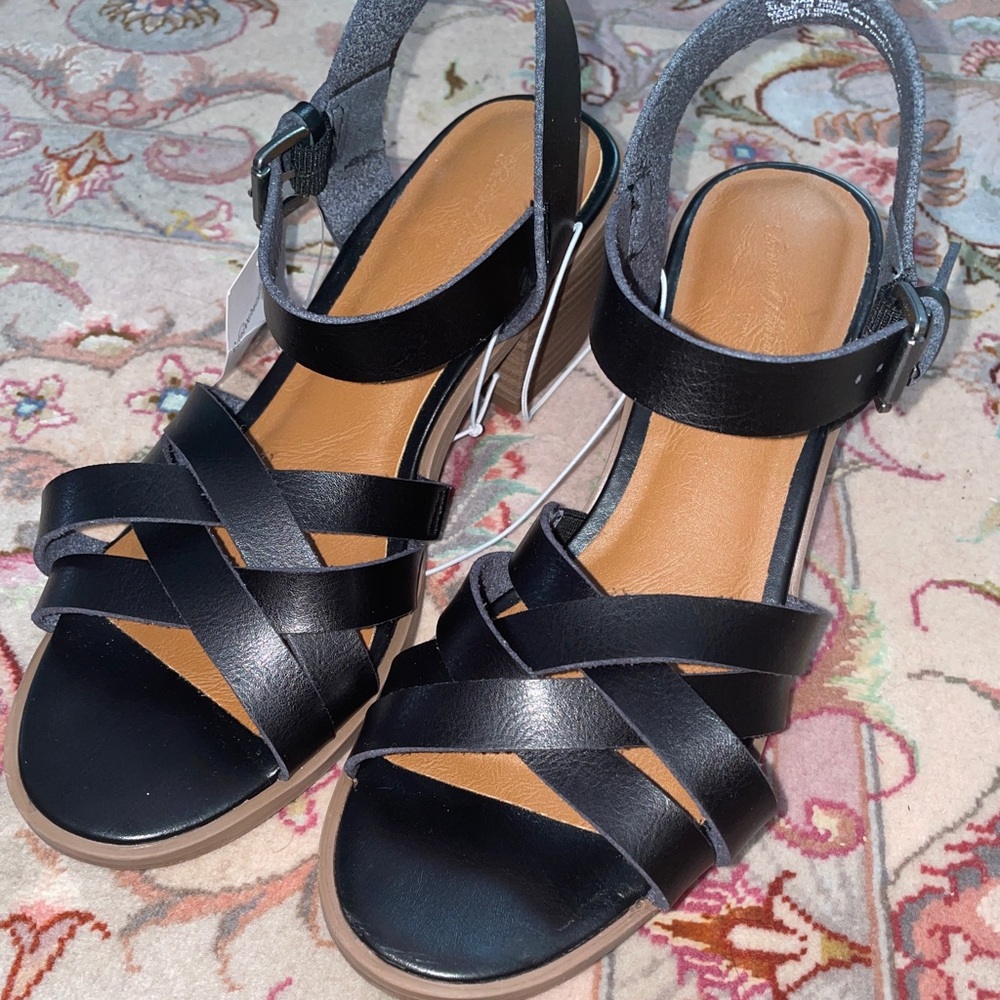 NWT - Universal Thread Block Heel Strappy Sandals. Size 6.